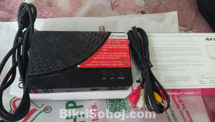 একটি Pta-link রাউটার ও একটি সেটআপ বক্স।